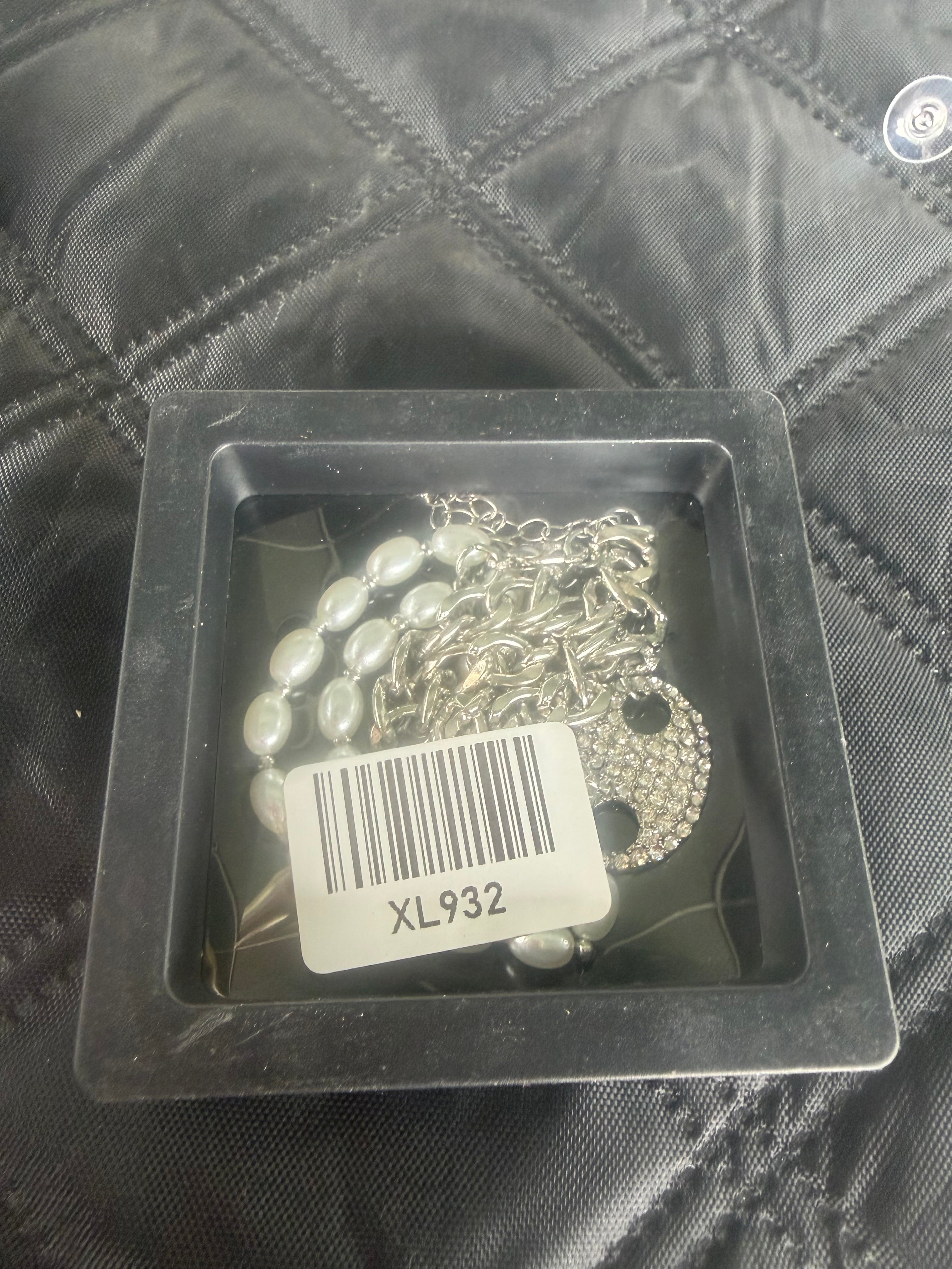 XL932