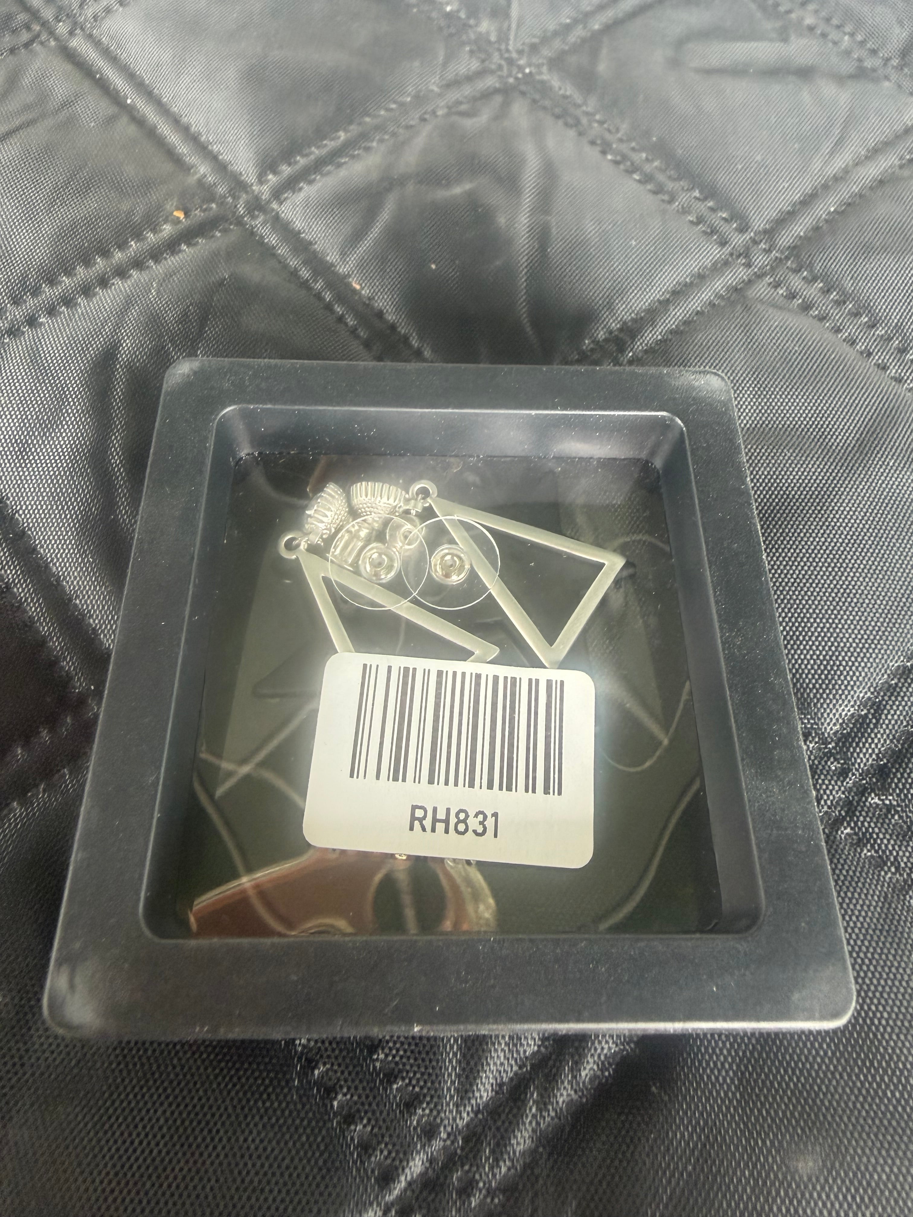 RH831